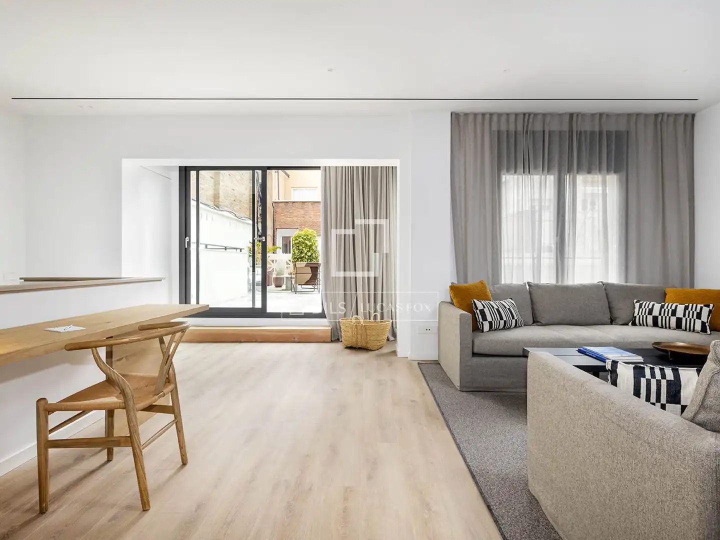 Living room of Flat for rent in Barcelona  with Air Conditioner, Heating and Parquet flooring