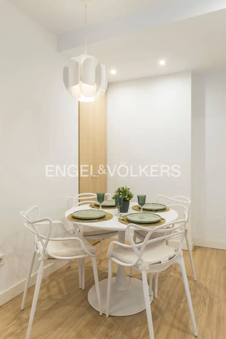 Menjador de Apartament de lloguer en Madrid amb Aire condicionat, Calefacció i Moblat