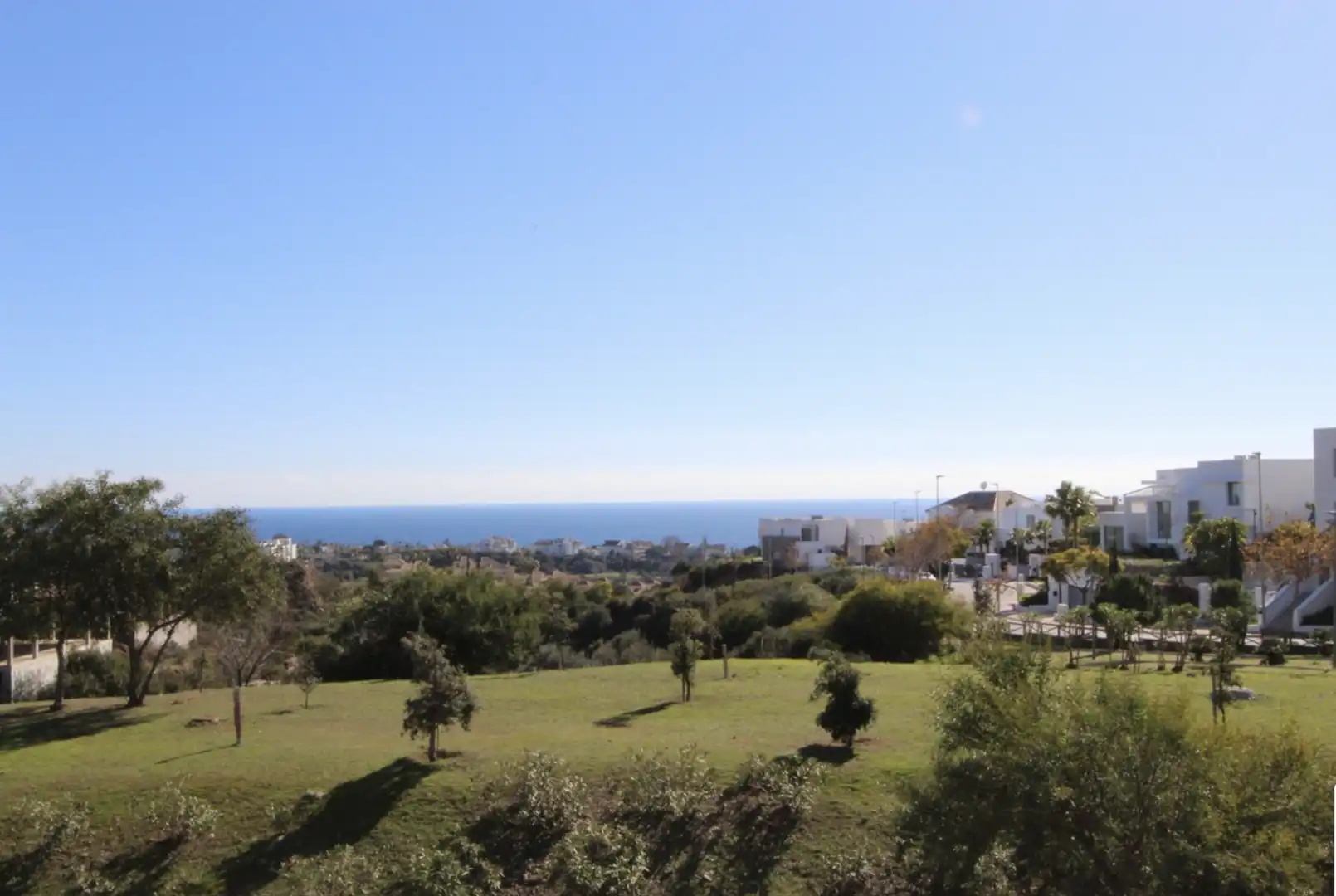 Vista exterior de Casa adosada en venda en Marbella amb Aire condicionat, Calefacció i Jardí privat