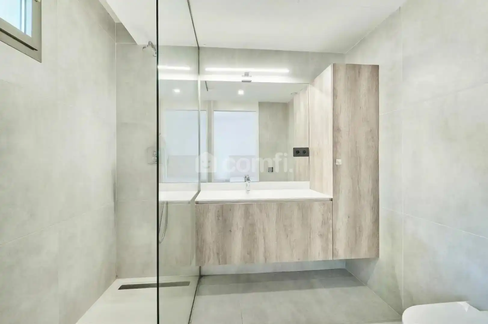 Badezimmer von Einfamilien-Reihenhaus zum Verkauf in Barcelona mit Klimaanlage, Heizung und Terrasse