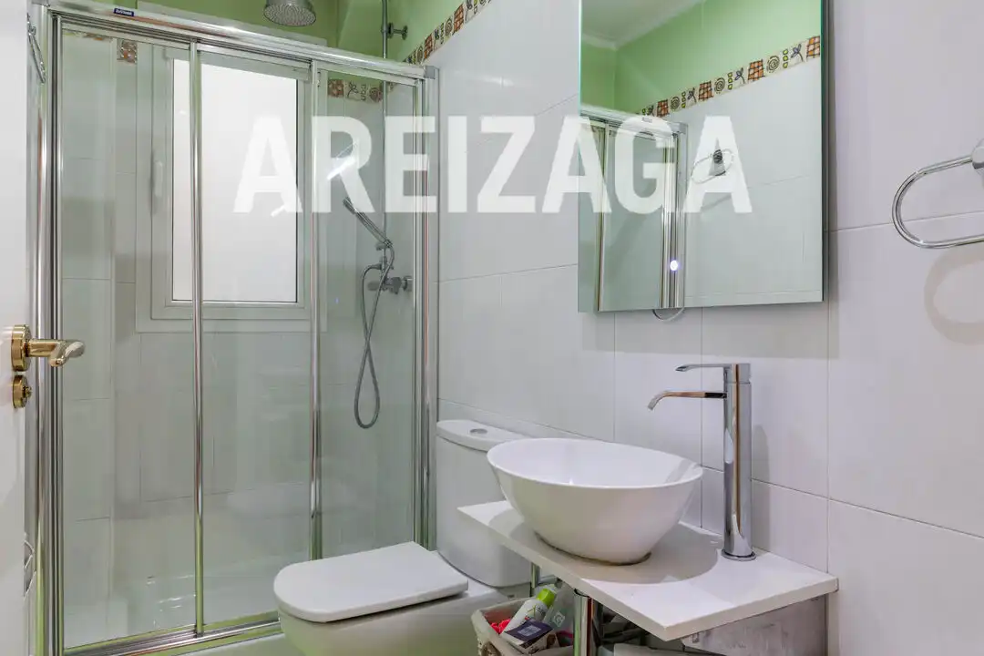 Baño de Piso en venta en Donostia - San Sebastián  con Calefacción, Terraza y Trastero