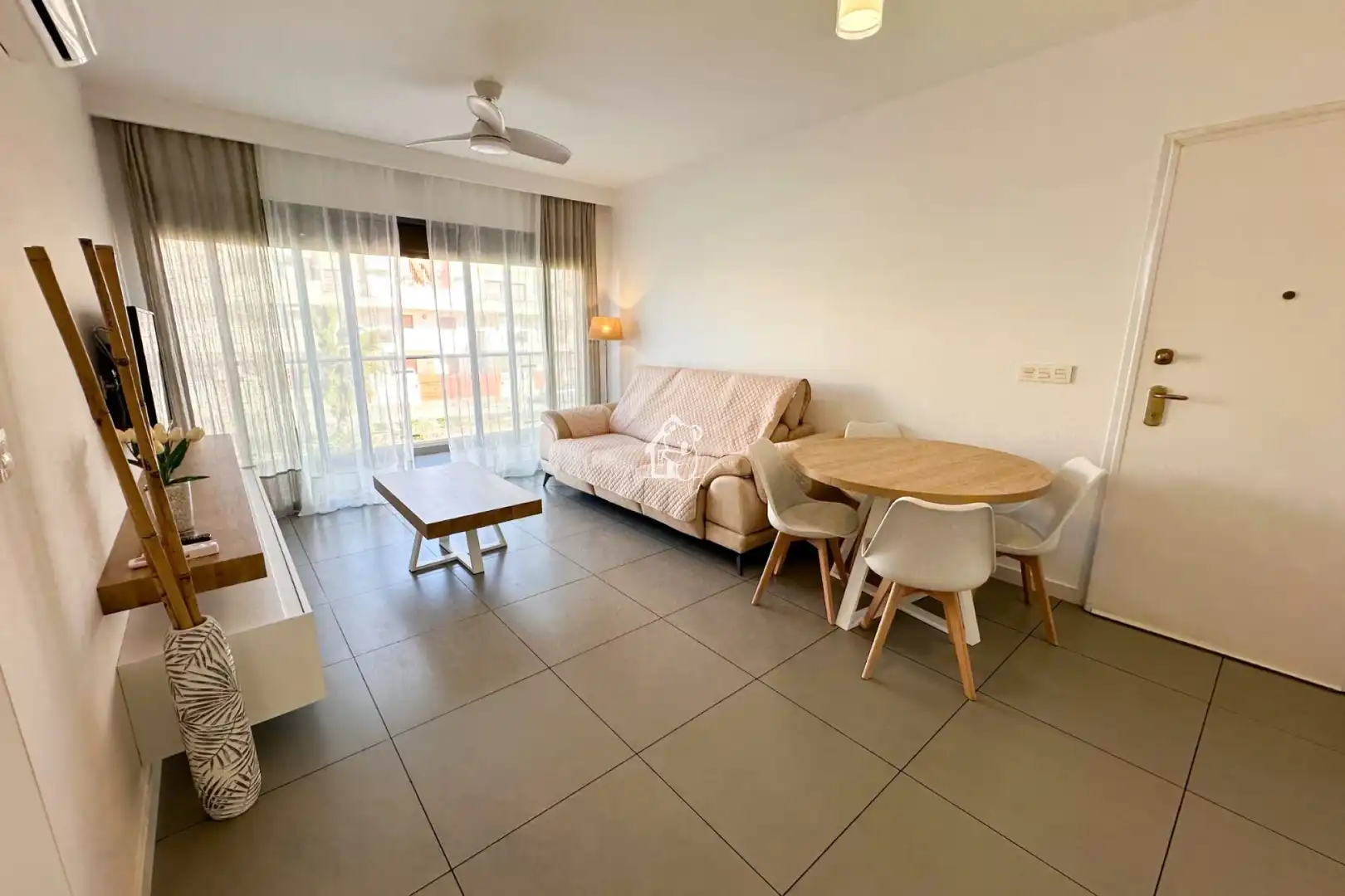 Sala d'estar de Apartament de lloguer en Pilar de la Horadada amb Aire condicionat, Terrassa i Piscina
