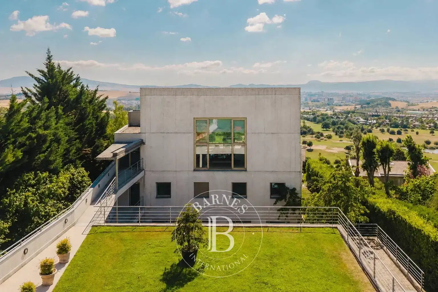 Vista exterior de Casa o xalet en venda en Valle de Egüés / Eguesibar amb Calefacció, Terrassa i Piscina