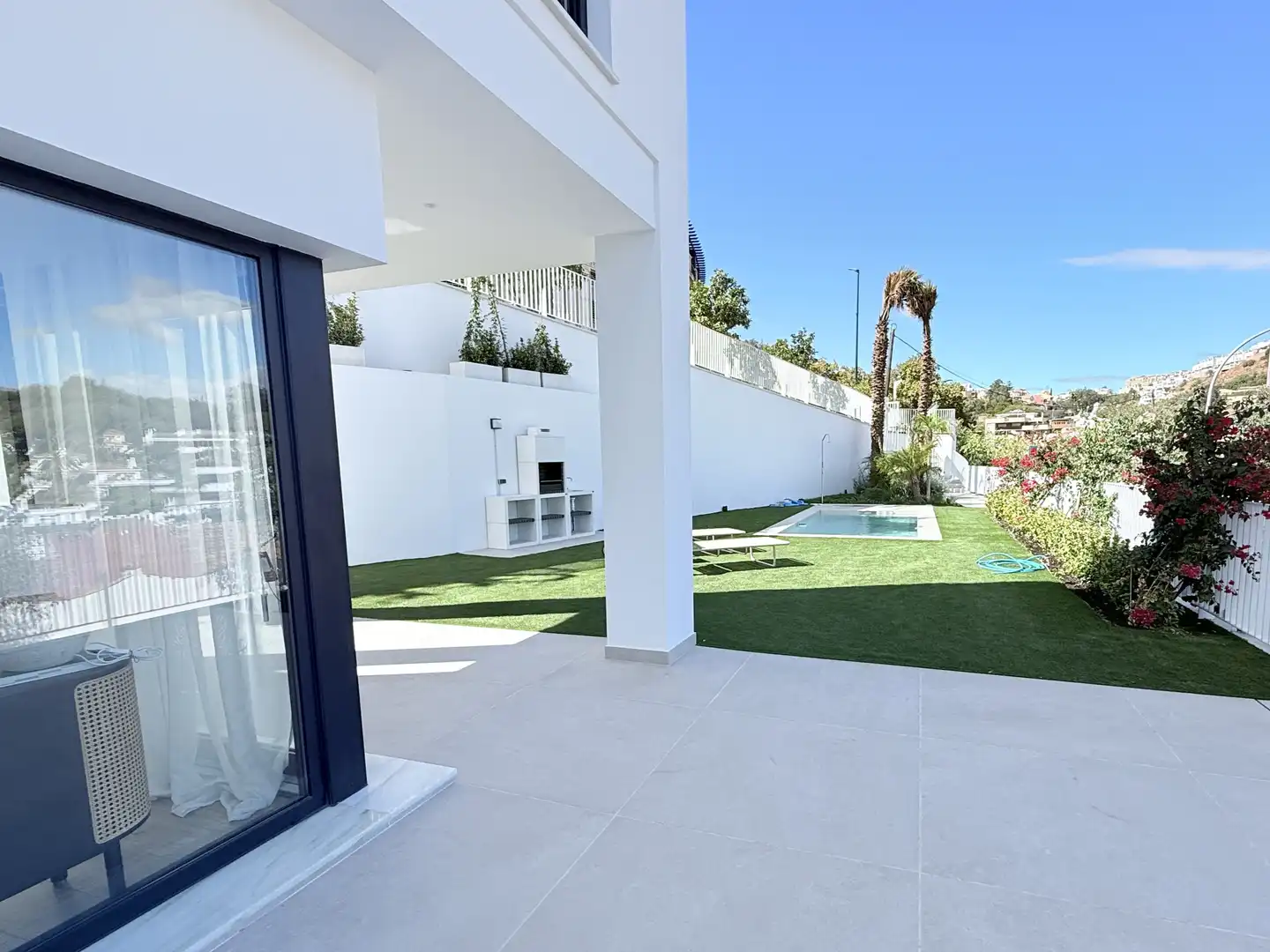 Außenansicht von Einfamilien-Reihenhaus zum Verkauf in Málaga mit Privatgarten, Balkon und Gemeinschaftspool