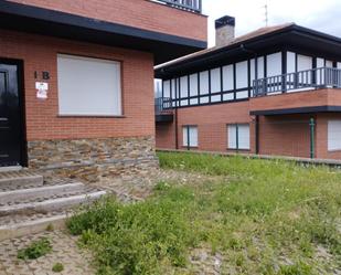 Vista exterior de Casa adosada en venda en Valle de Mena amb Calefacció, Jardí privat i Terrassa