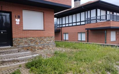Vista exterior de Casa adosada en venda en Valle de Mena amb Calefacció, Jardí privat i Terrassa