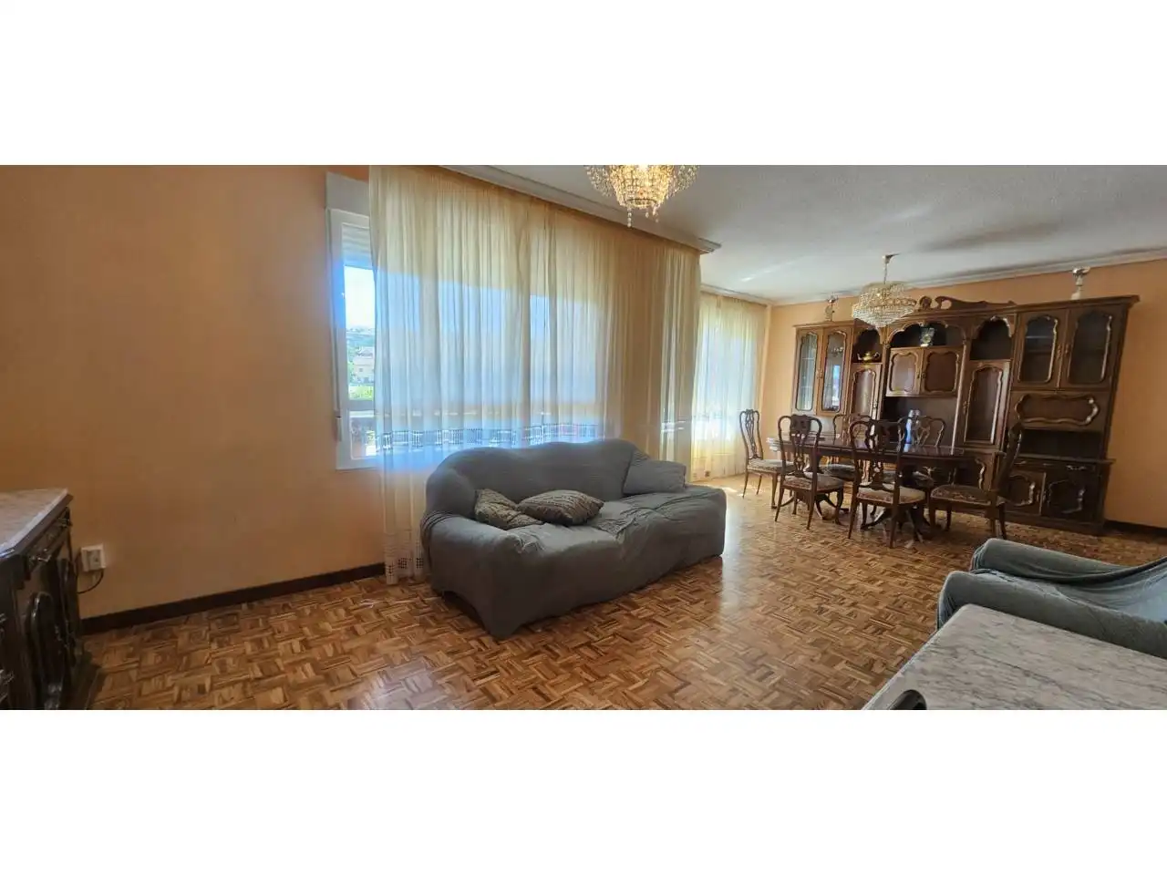 Sala de estar de Casa adosada en venta en Sariegos con Calefacción, Parquet y Terraza