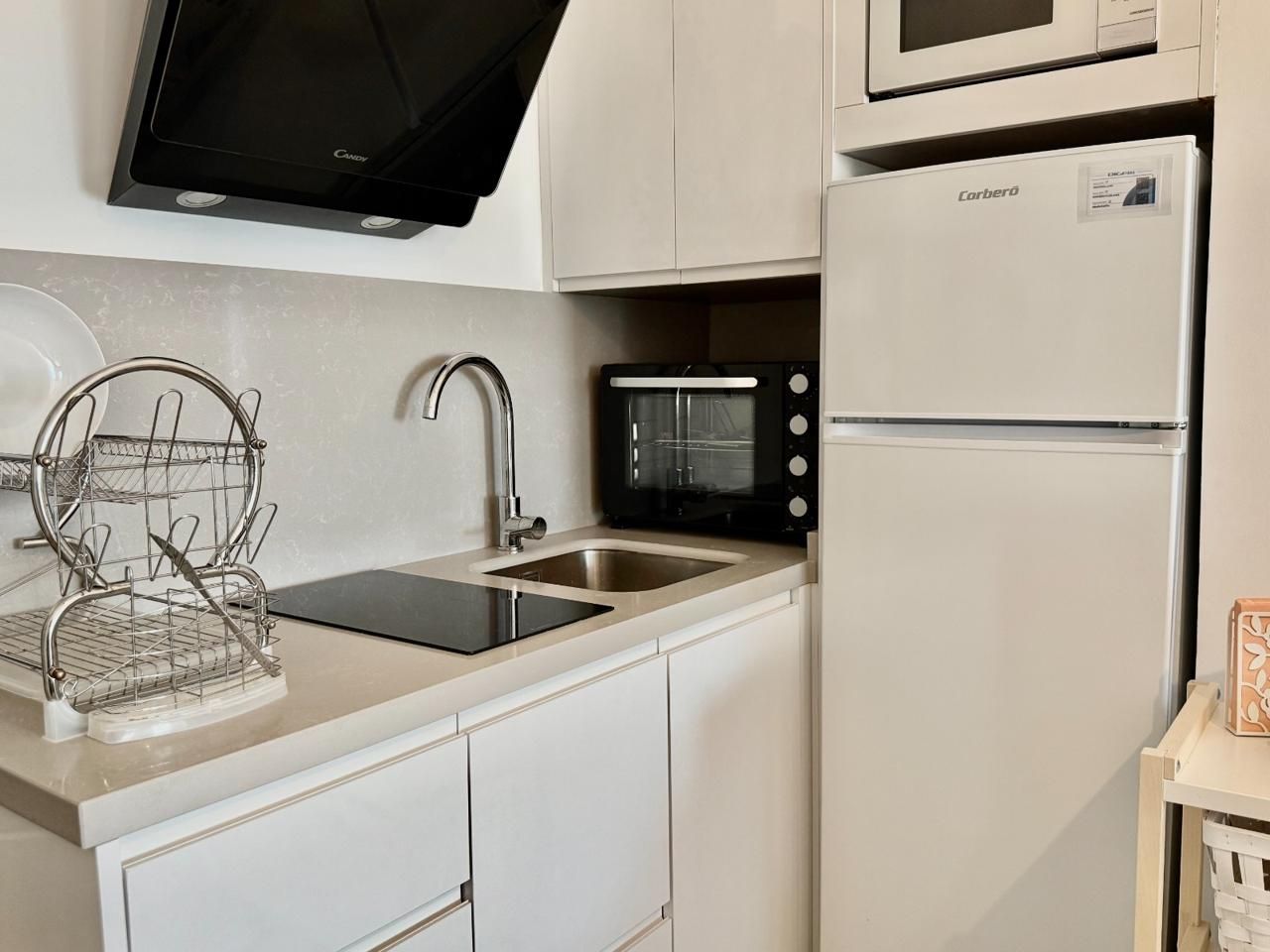 Cuina de Estudi de lloguer en Torremolinos amb Aire condicionat, Terrassa i Moblat