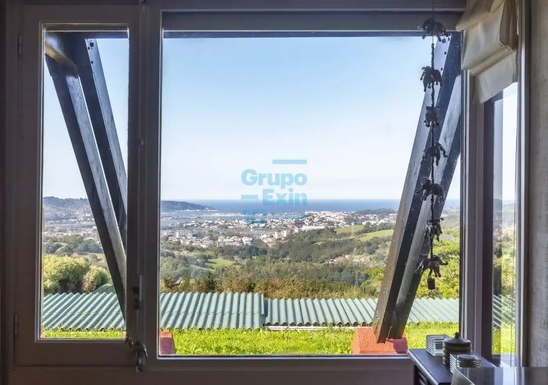 Vista exterior de Casa o xalet en venda en Irun  amb Calefacció i Jardí privat