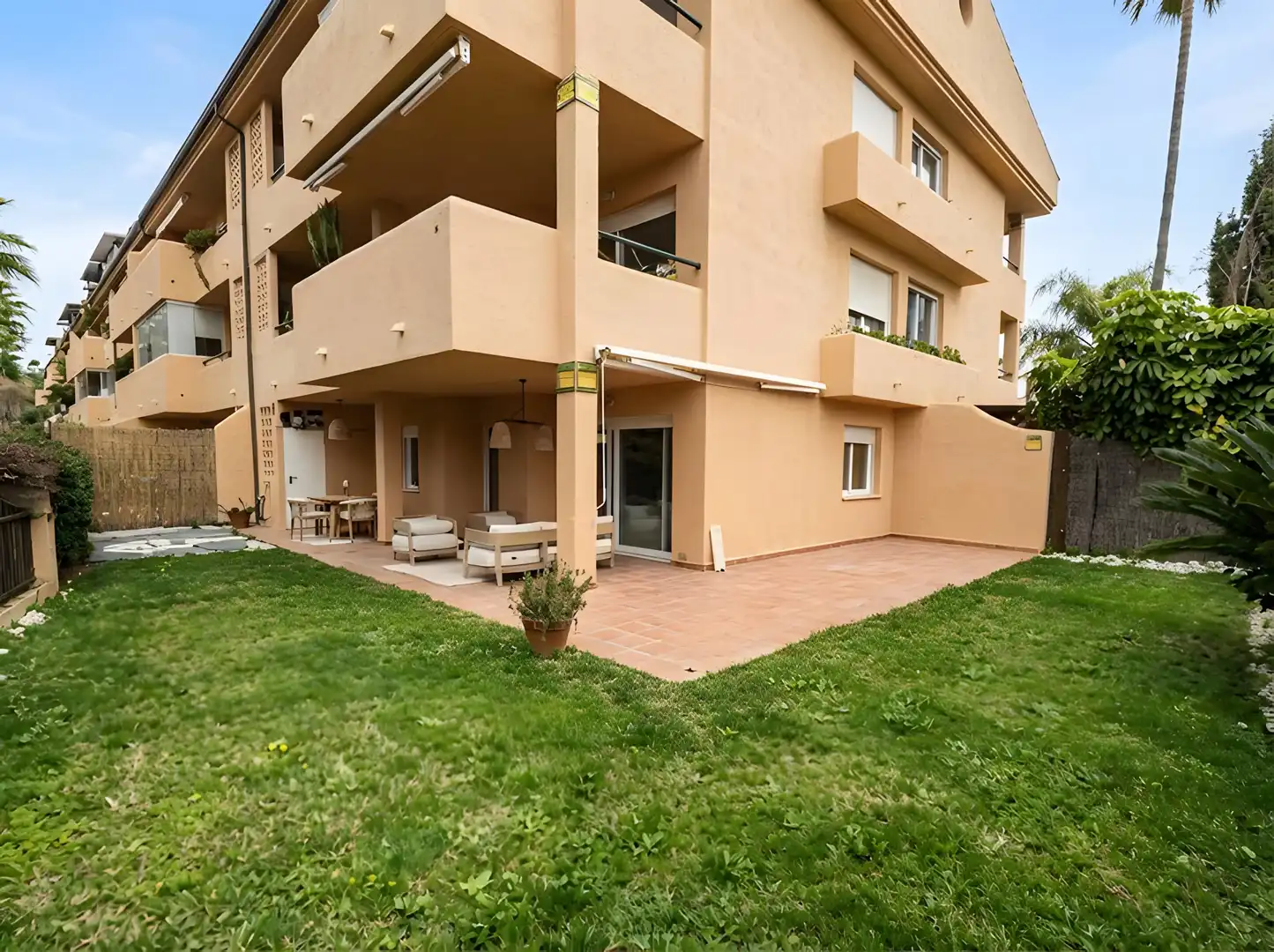 Außenansicht von Erdgeschoss zum Verkauf in Marbella mit Klimaanlage, Privatgarten und Terrasse