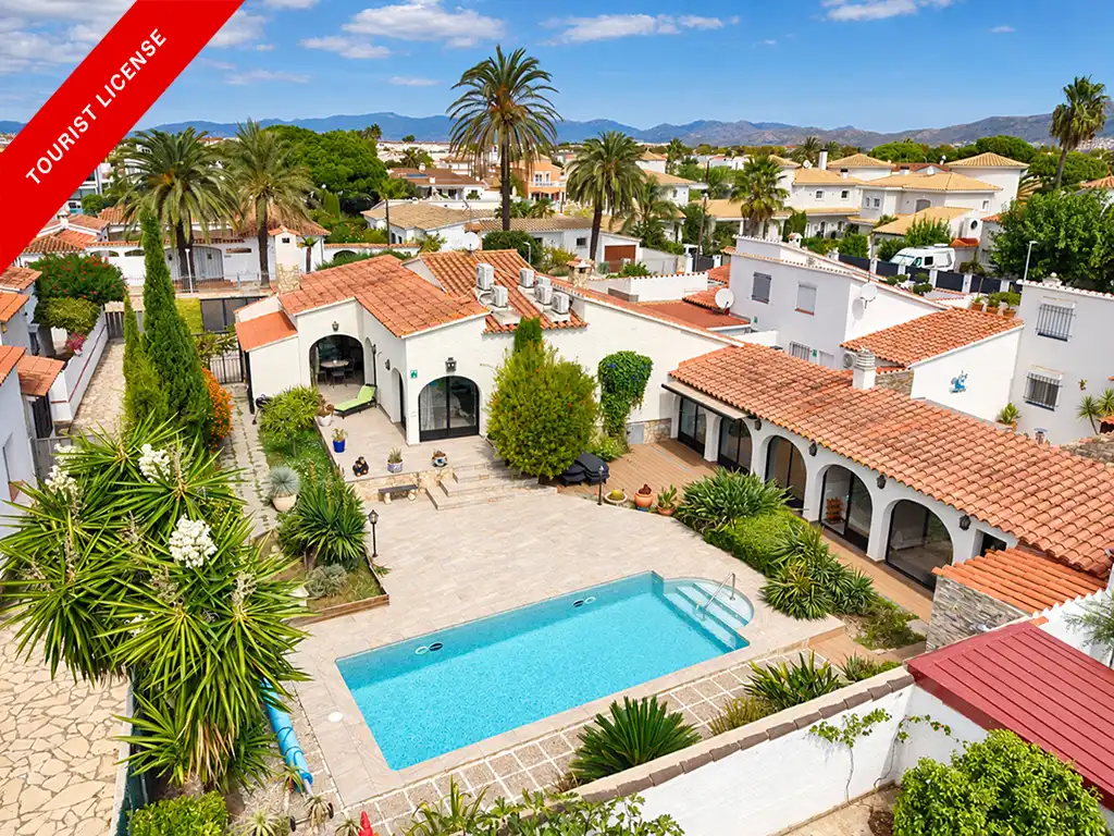 Casa con piscina in vendita a Carrer Alberes 202