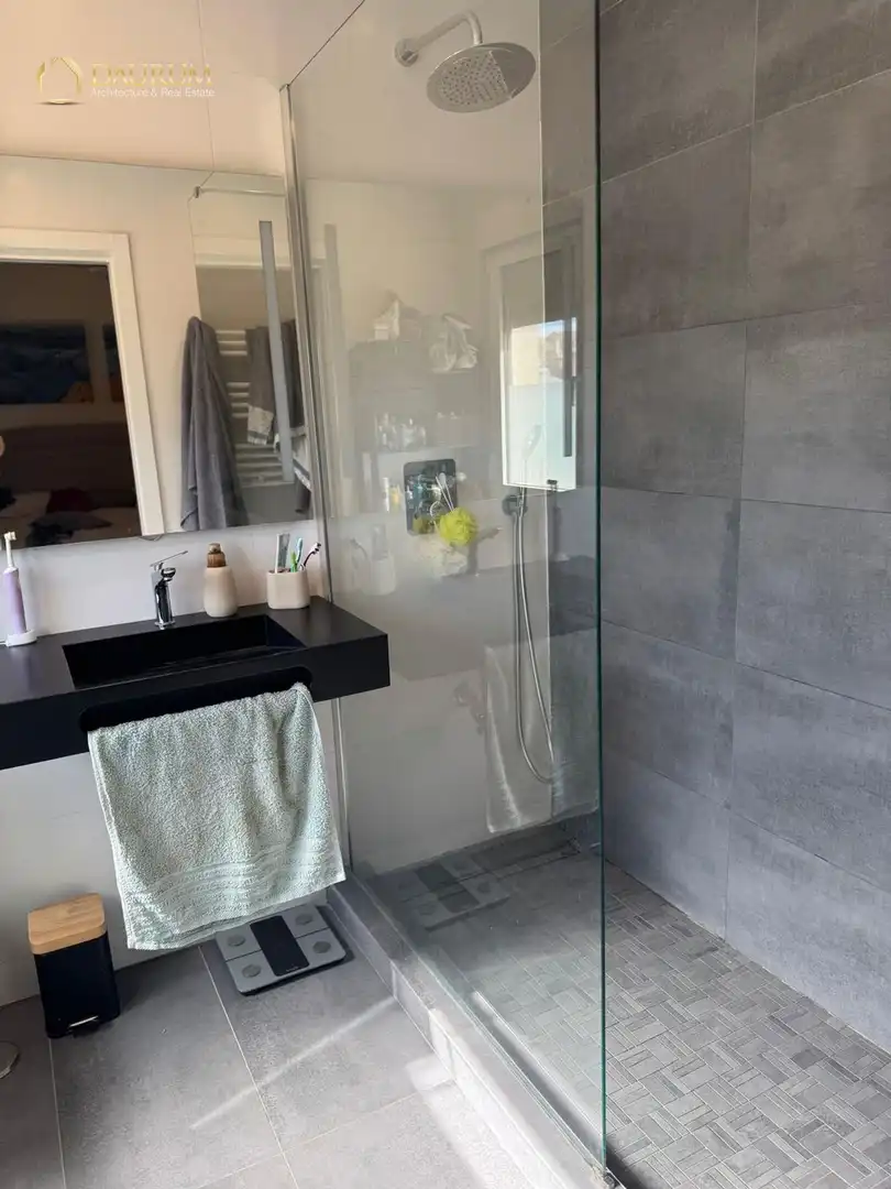 Baño de Casa adosada en venta en Pozuelo de Alarcón con Aire acondicionado, Calefacción y Jardín privado