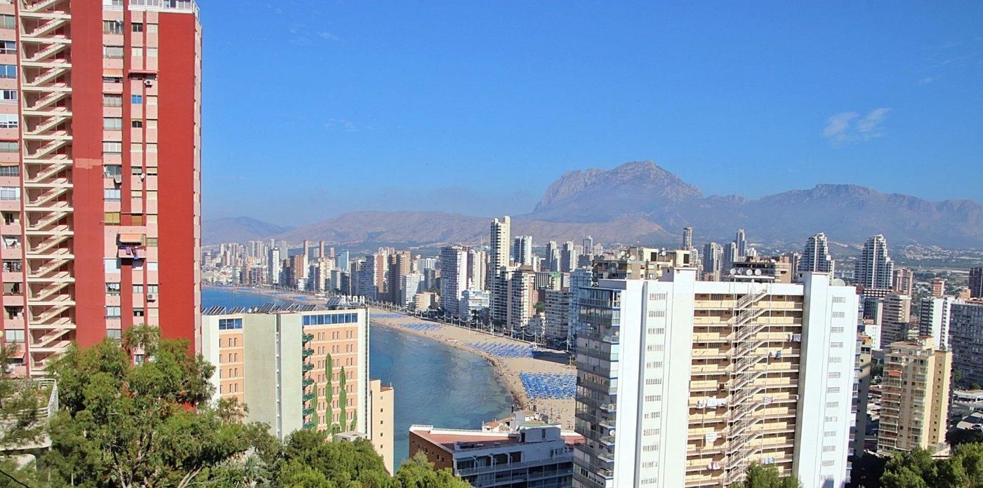 Vista exterior de Apartament en venda en Benidorm amb Jardí privat