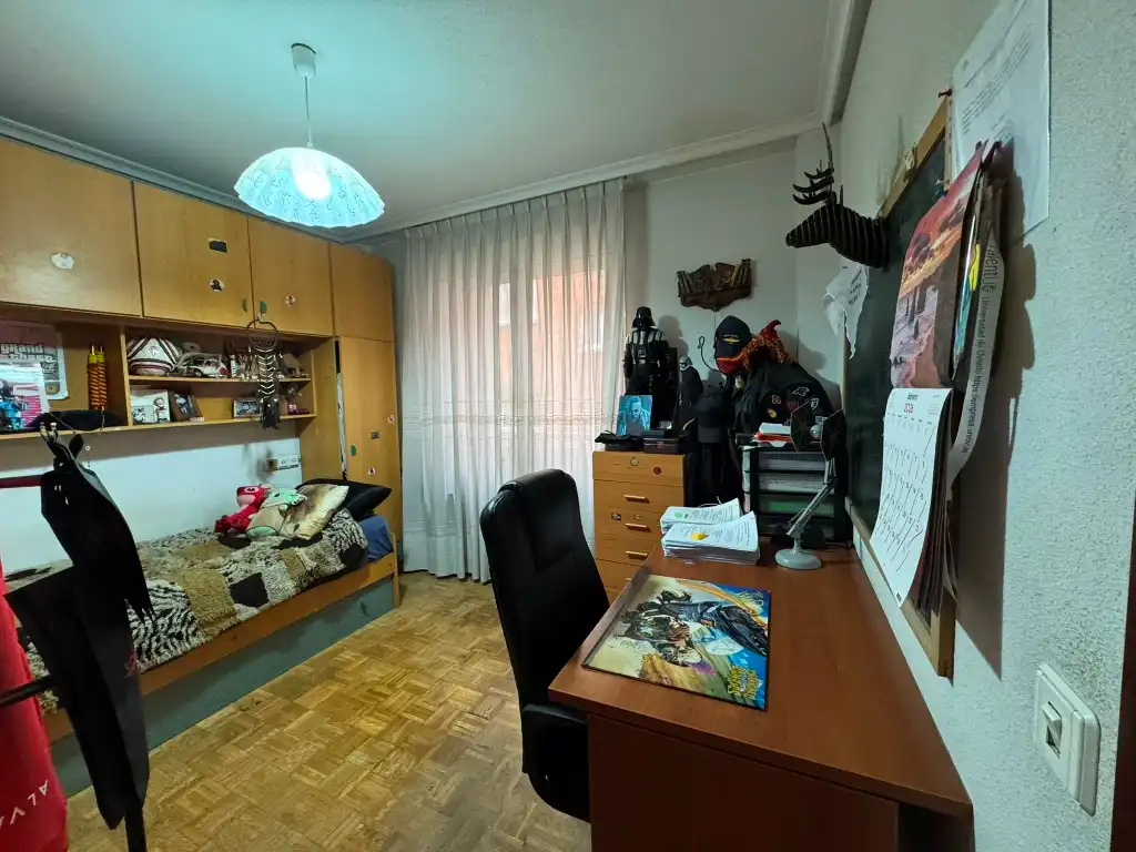 Dormitori de Pis en venda en Gijón  amb Calefacció, Parquet i Traster