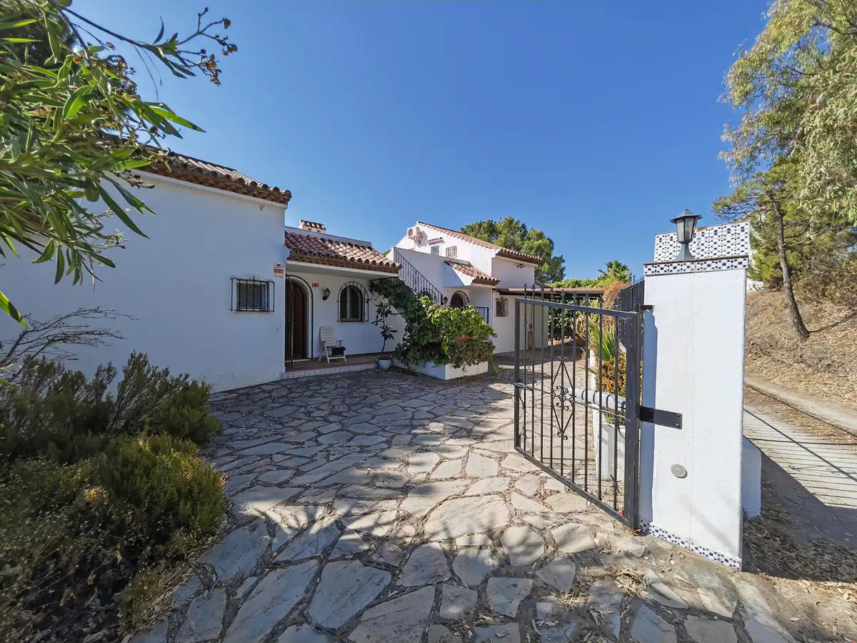 Vista exterior de Casa o xalet en venda en Estepona amb Aire condicionat, Jardí privat i Terrassa