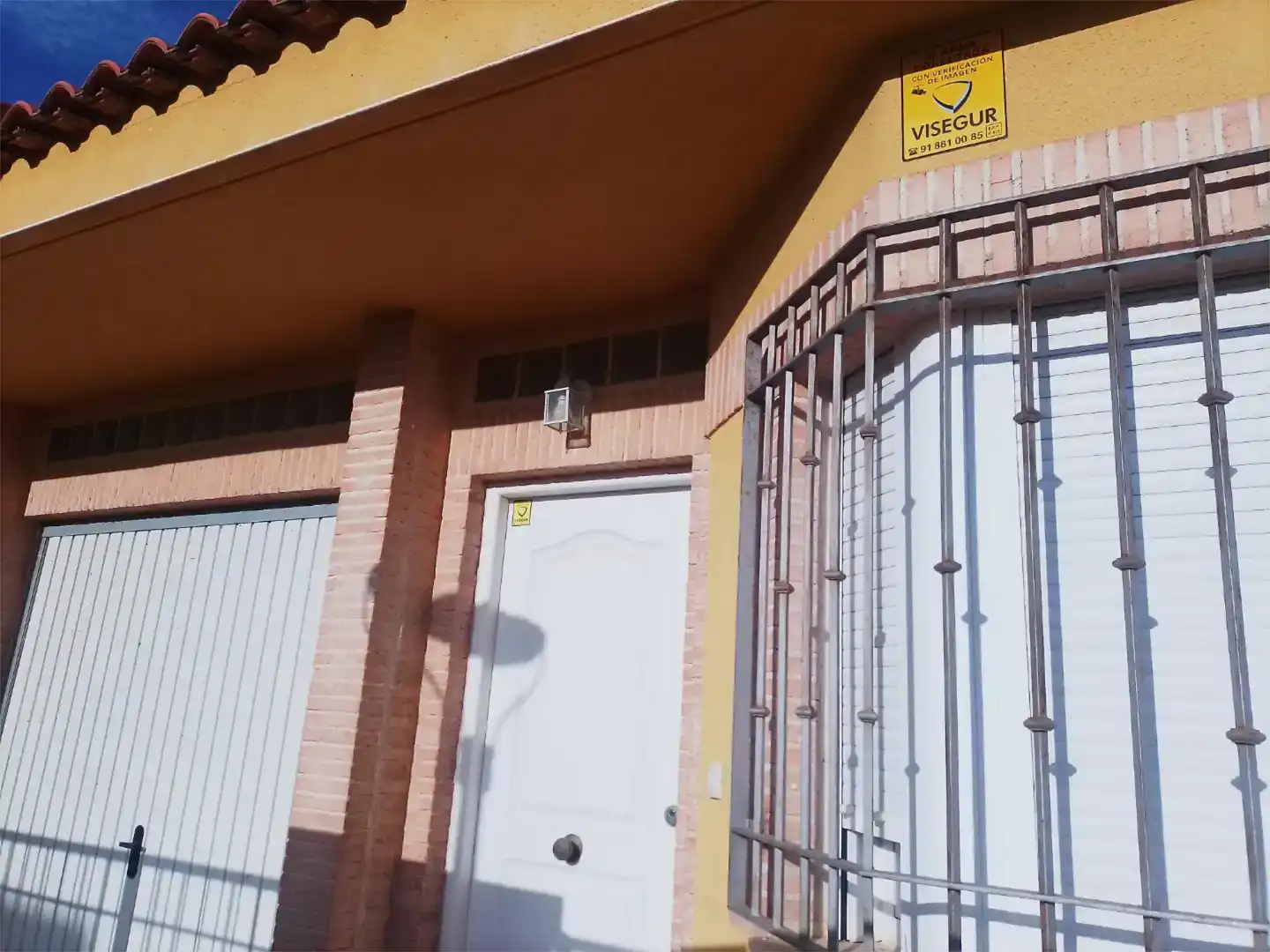 Vista exterior de Casa adosada en venda en Ballesteros de Calatrava amb Jardí privat i Piscina