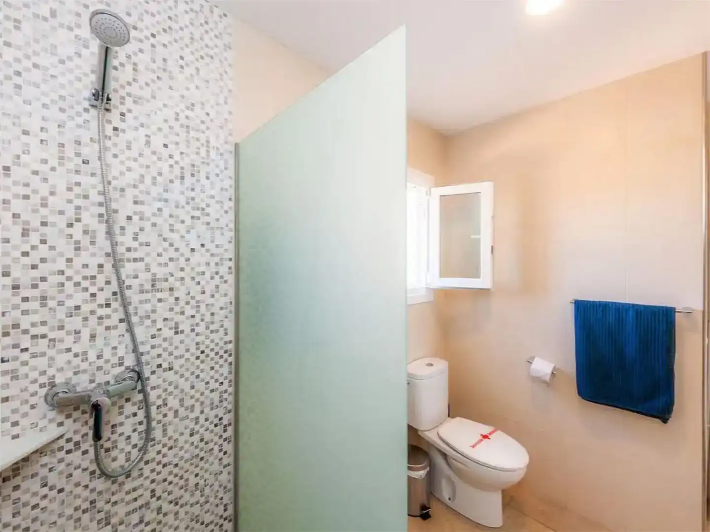 Badezimmer von Country house zur Miete in Alcúdia mit Klimaanlage, Privatgarten und Parkett