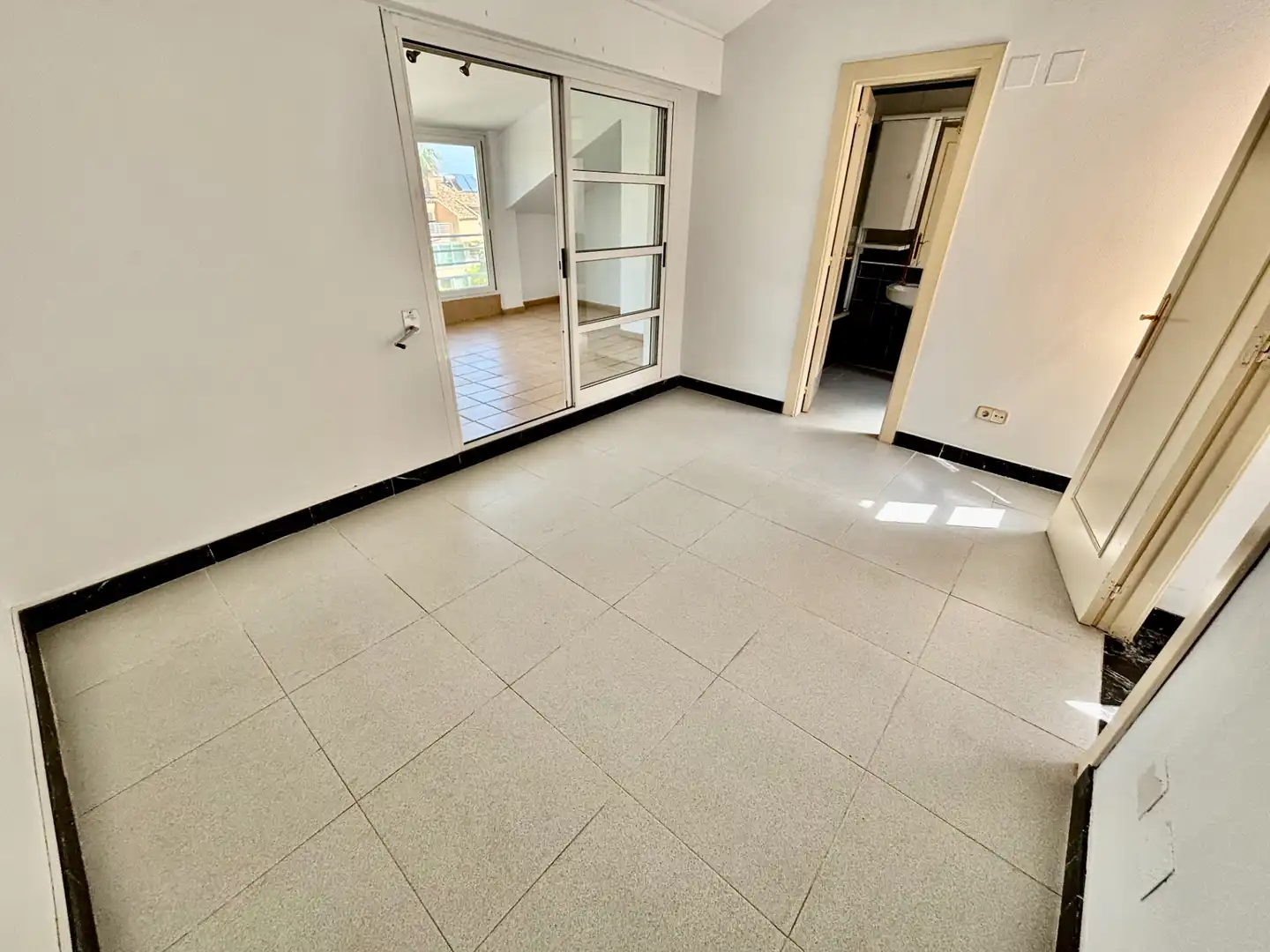 Terrasse von Einfamilien-Reihenhaus zum Verkauf in Alicante / Alacant mit Klimaanlage, Privatgarten und Terrasse