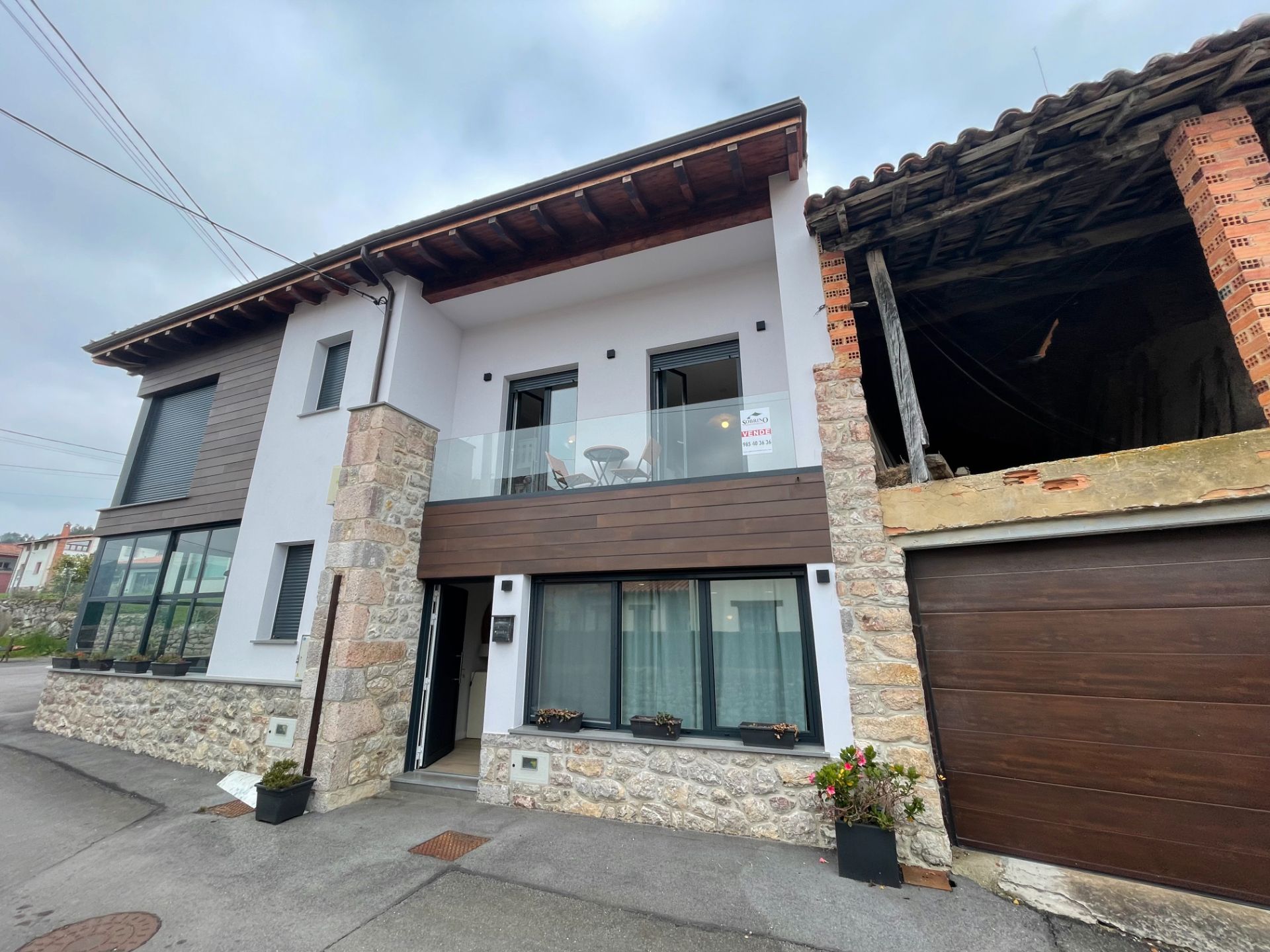 Vista exterior de Casa adosada en venda en Llanes amb Calefacció, Moblat i Balcó