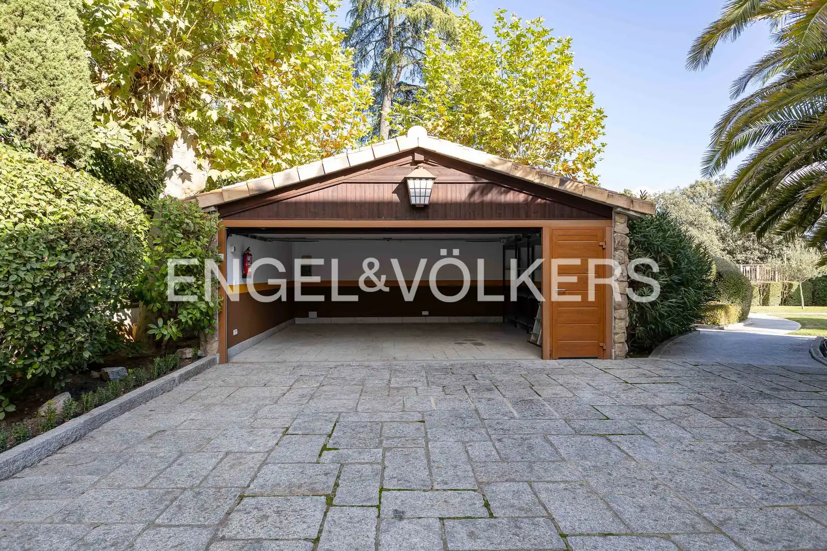 Vista exterior de Casa o xalet de lloguer en Madrid amb Aire condicionat, Calefacció i Jardí privat