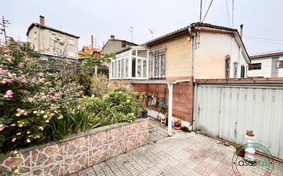 Vista exterior de Casa adosada en venda en Gijón  amb Calefacció, Terrassa i Traster