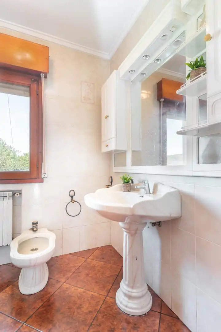 Bany de Casa o xalet en venda en Cangas del Narcea amb Calefacció, Terrassa i Moblat