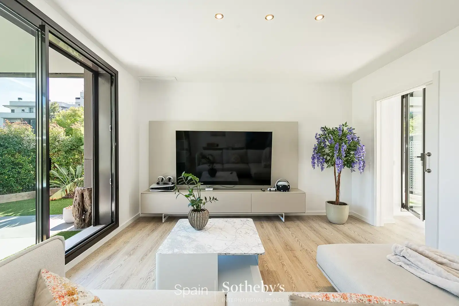 Sala d'estar de Apartament en venda en Sitges amb Aire condicionat, Jardí privat i Jacuzzi