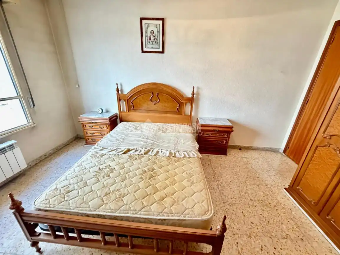 Dormitori de Pis en venda en León Capital  amb Calefacció, Parquet i Terrassa
