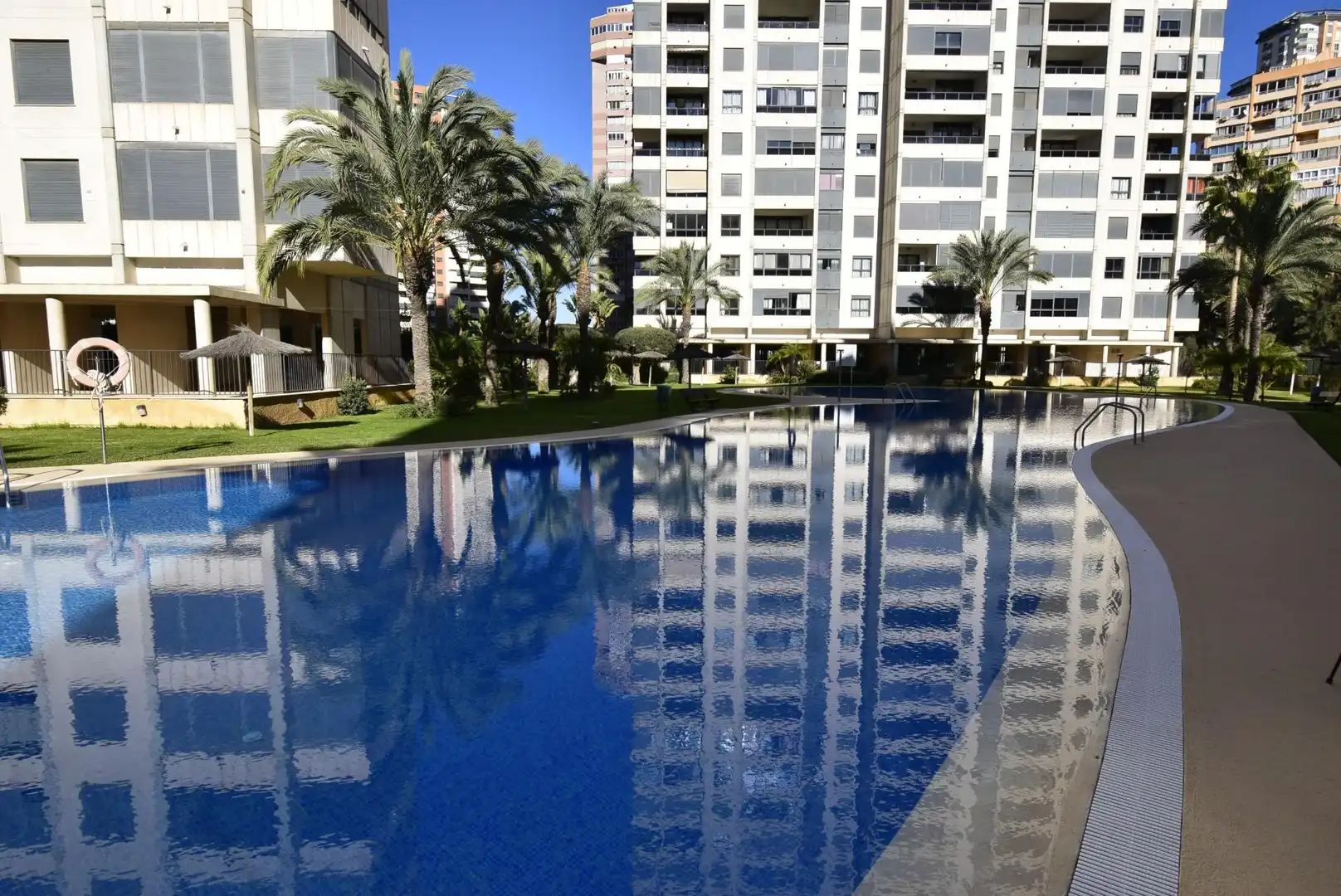 Piscina de Apartamento en venta en Benidorm con Aire acondicionado, Calefacción y Jardín privado
