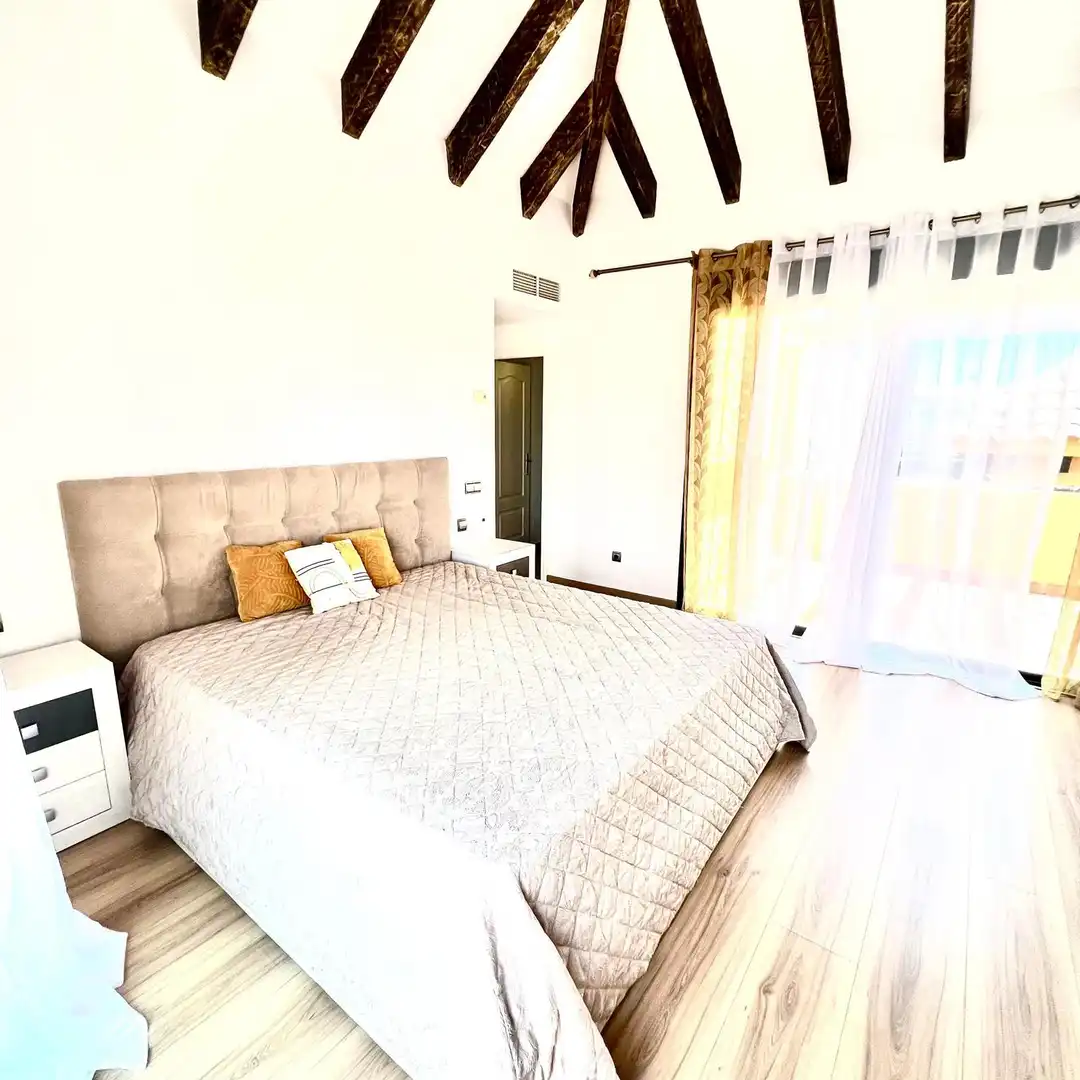 Schlafzimmer von Dachboden zur Miete in Estepona mit Klimaanlage, Terrasse und Schwimmbad