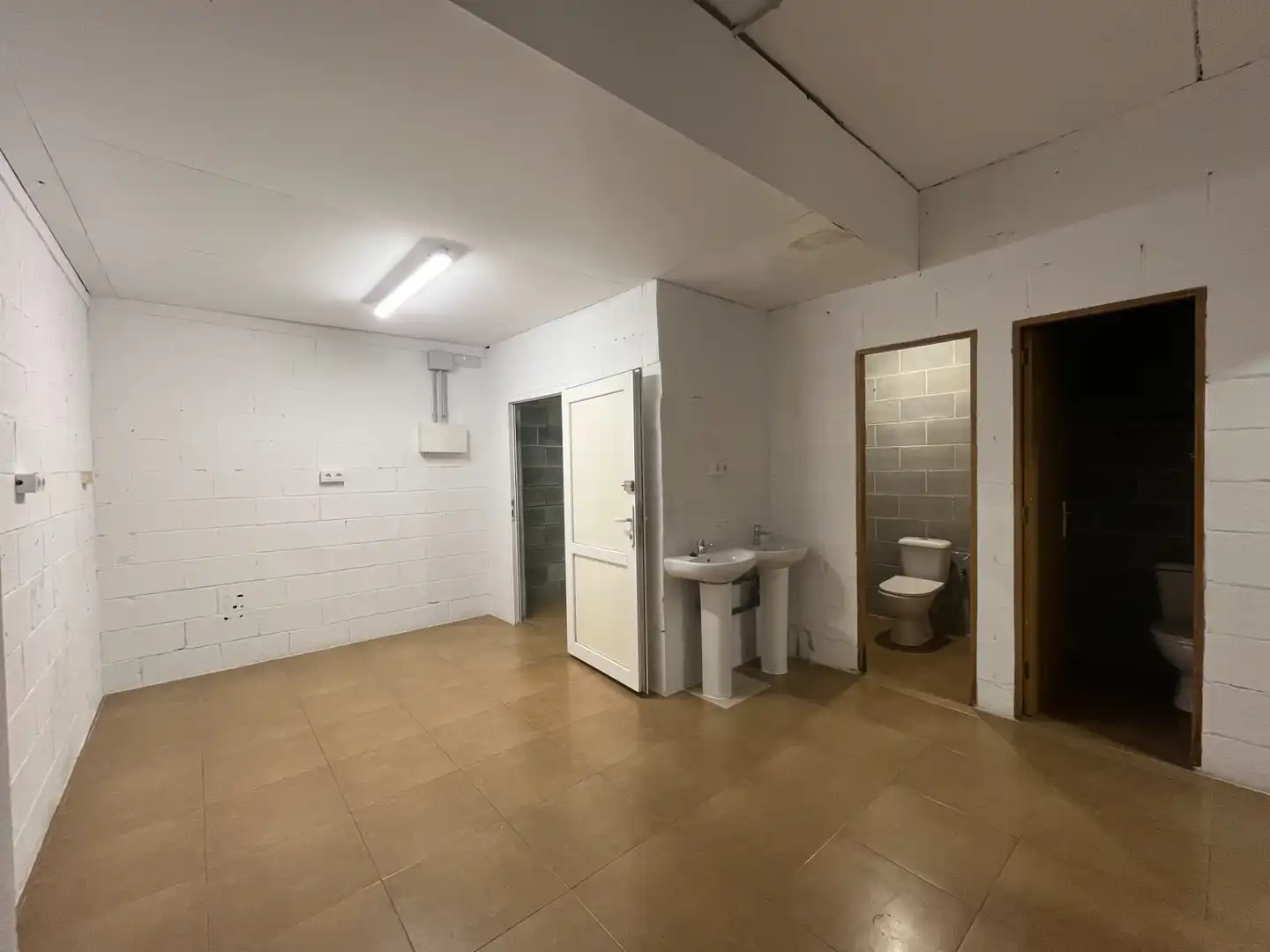 Industrial buildings for rent in Salt
