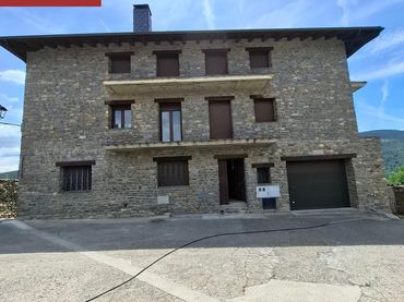 Casa amb balcó en venda a Montferrer i Castellbò