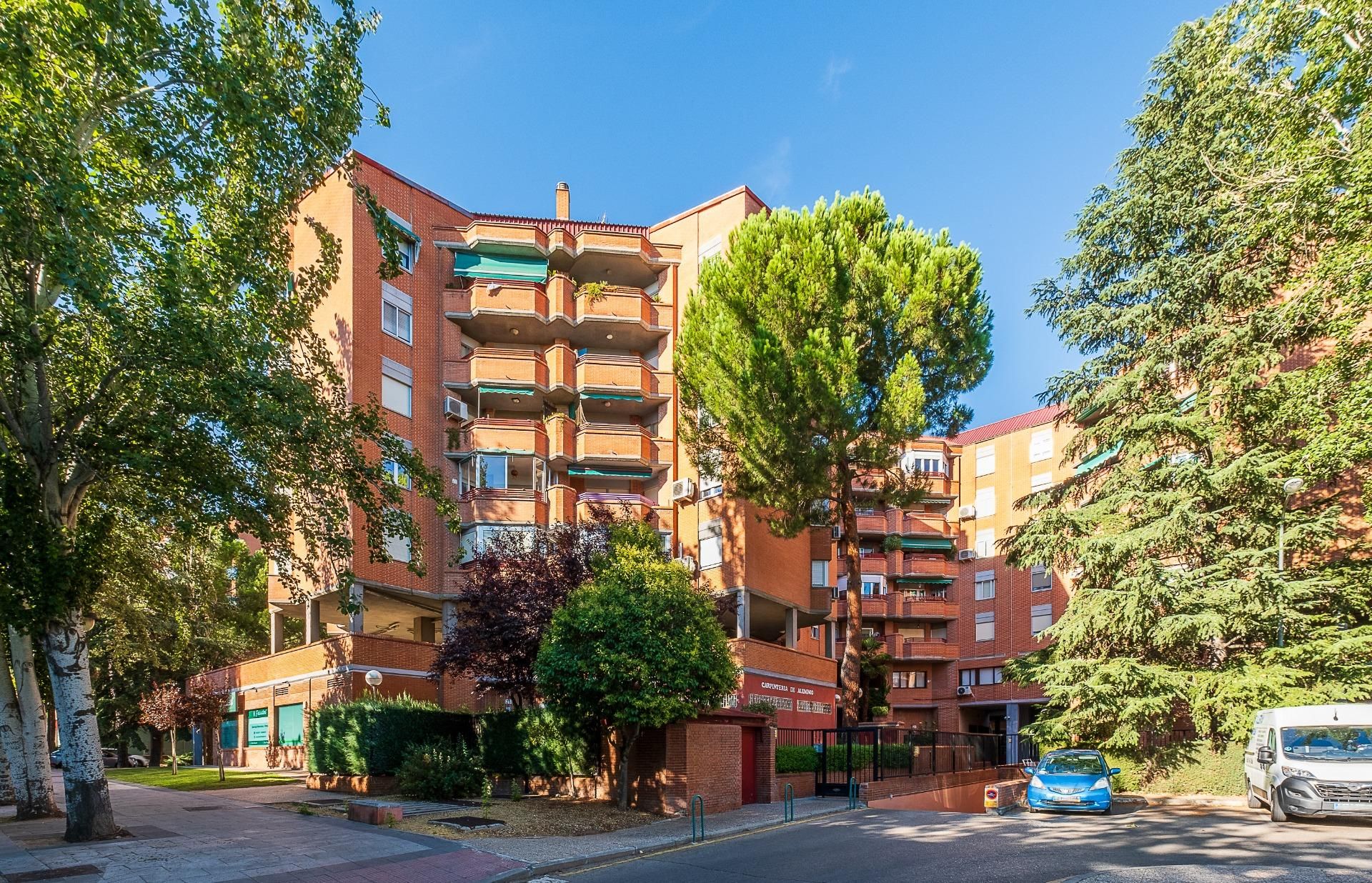 Vista exterior de Pis en venda en Tres Cantos amb Jardí privat, Parquet i Terrassa