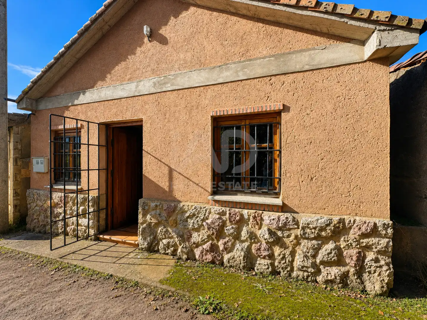 Exterior view of Houses for sale in Valdevimbre  with Heating