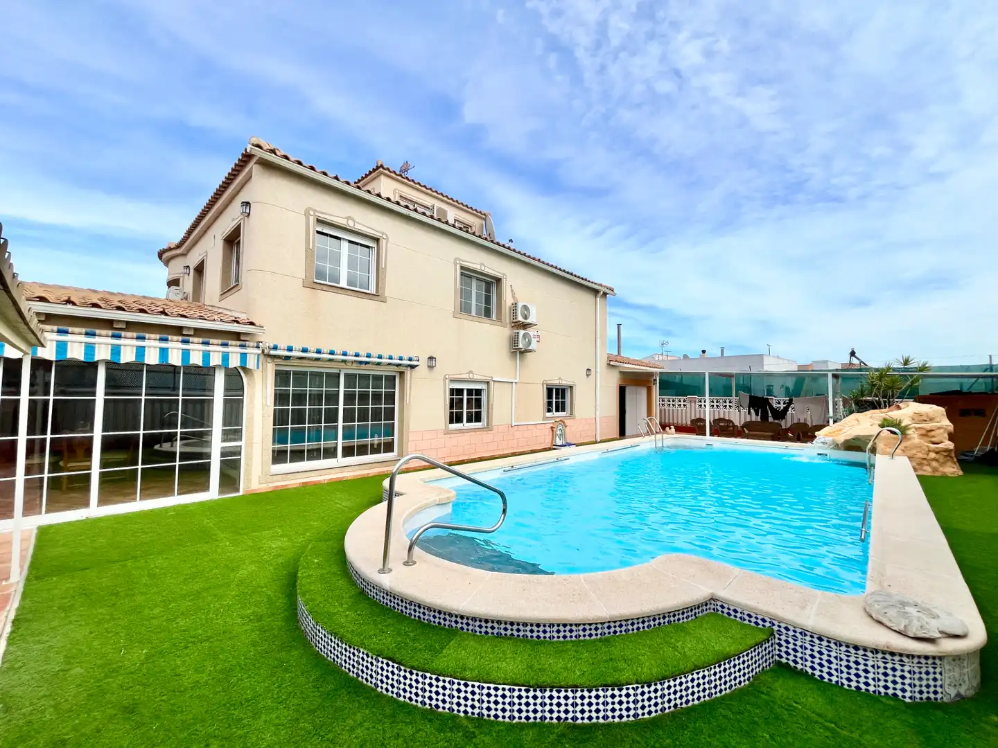 Swimming pool of Houses for sale in Torrevieja  with Air Conditioner, Heating and Private garden