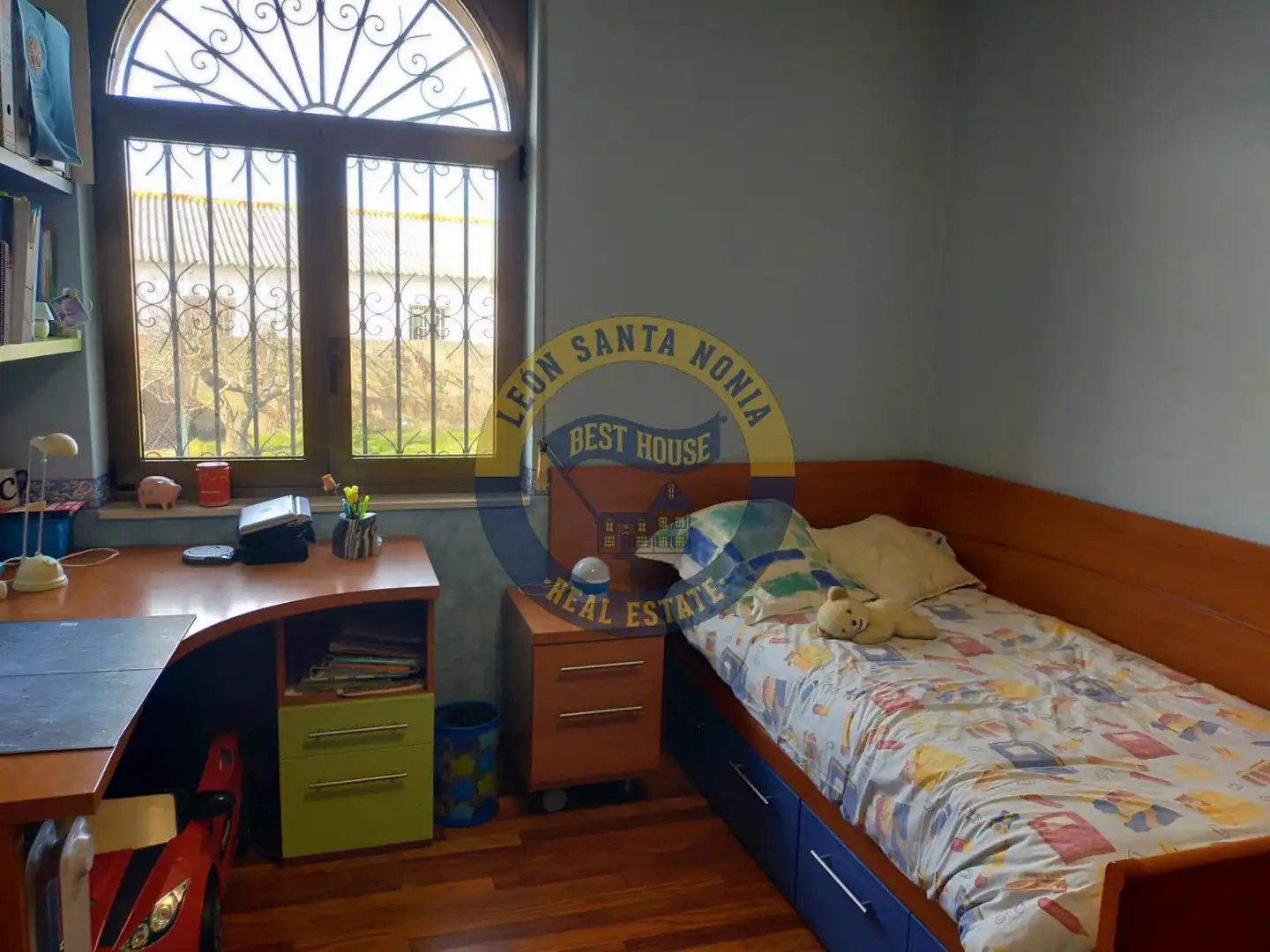 Dormitori de Casa o xalet en venda en León Capital  amb Calefacció
