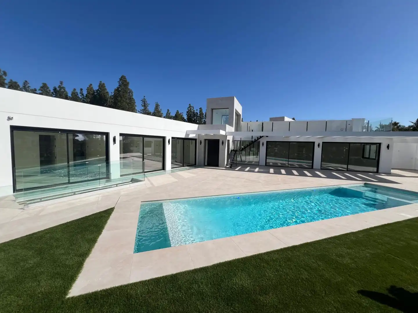 Detached house with pool for sale in El Faro de Calaburra - Chaparral, imagen 2