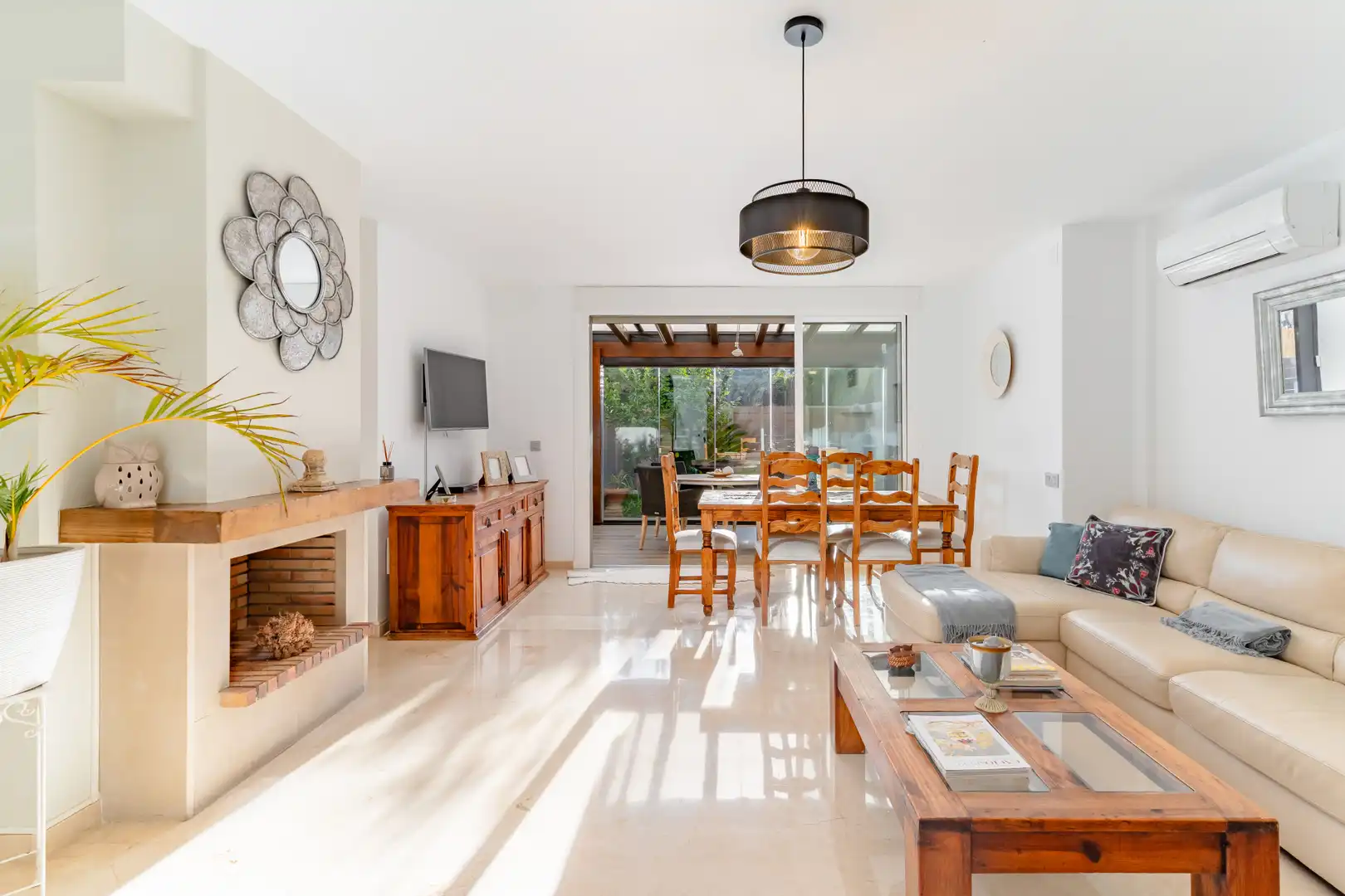 Living room of Detached homes for sale in Benalmádena  with Air Conditioner, Private garden and Terrace