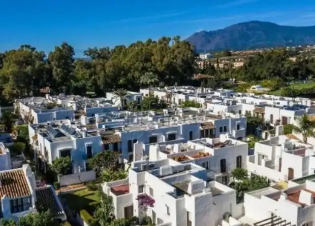 Vista exterior de Estudio de alquiler en Estepona con Aire acondicionado, Calefacción y Jardín privado