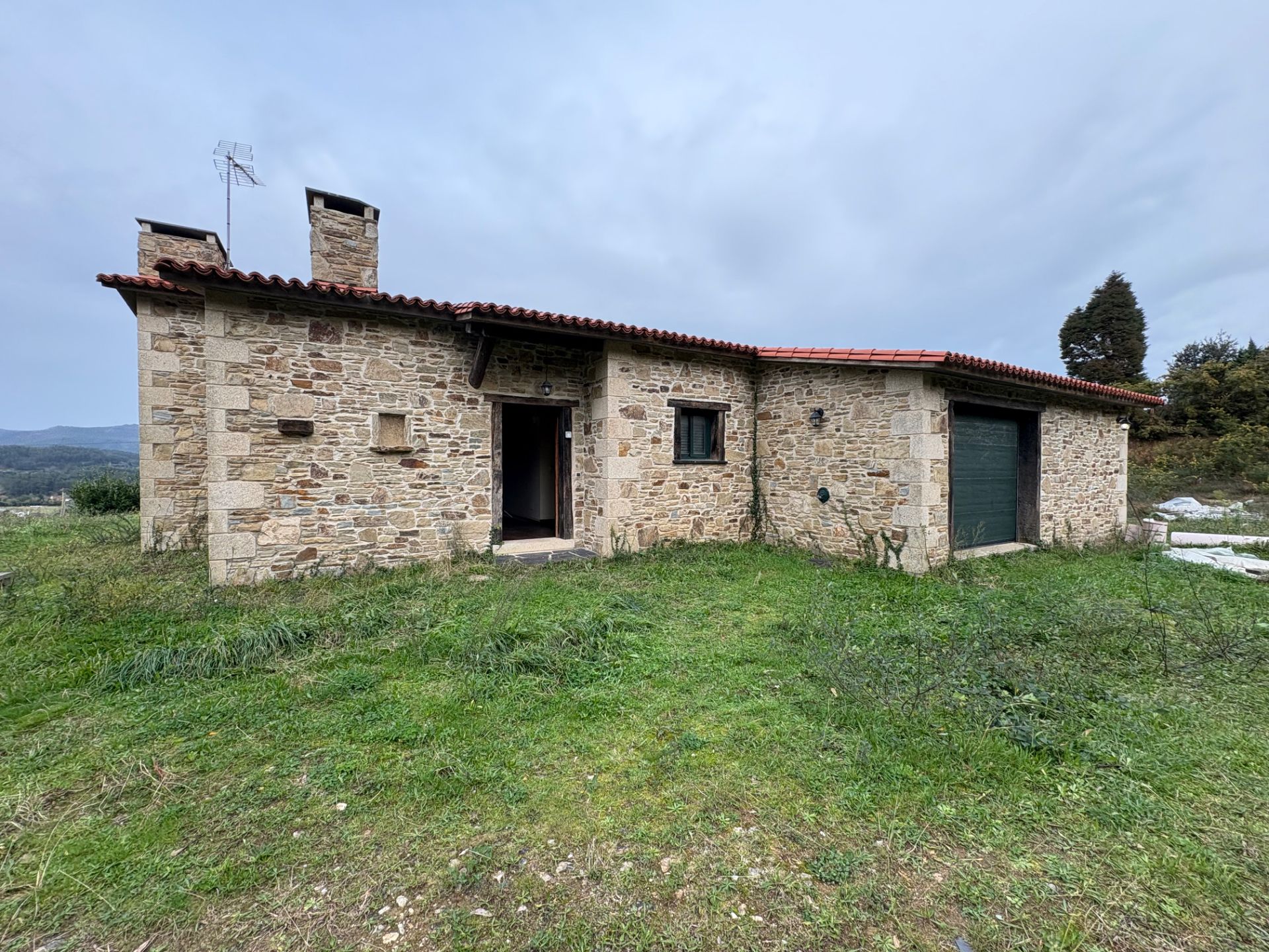 Vista exterior de Casa o xalet en venda en Ortigueira amb Calefacció, Jardí privat i Parquet