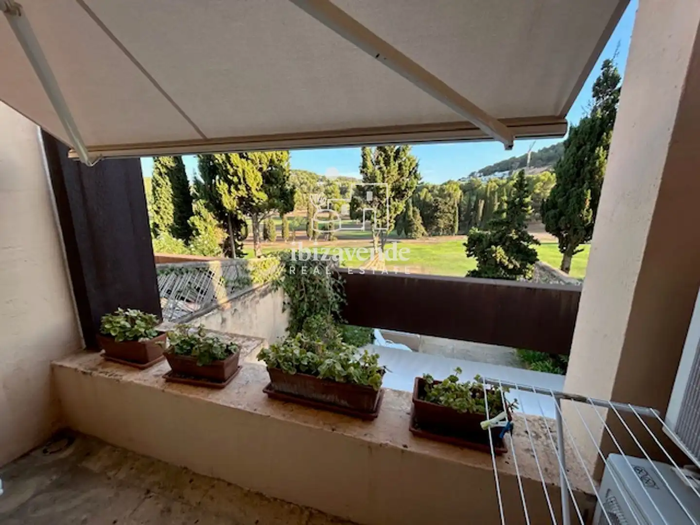 Garten von Einfamilien-Reihenhaus zur Miete in Santa Eulària des Riu mit Klimaanlage, Heizung und Parkett