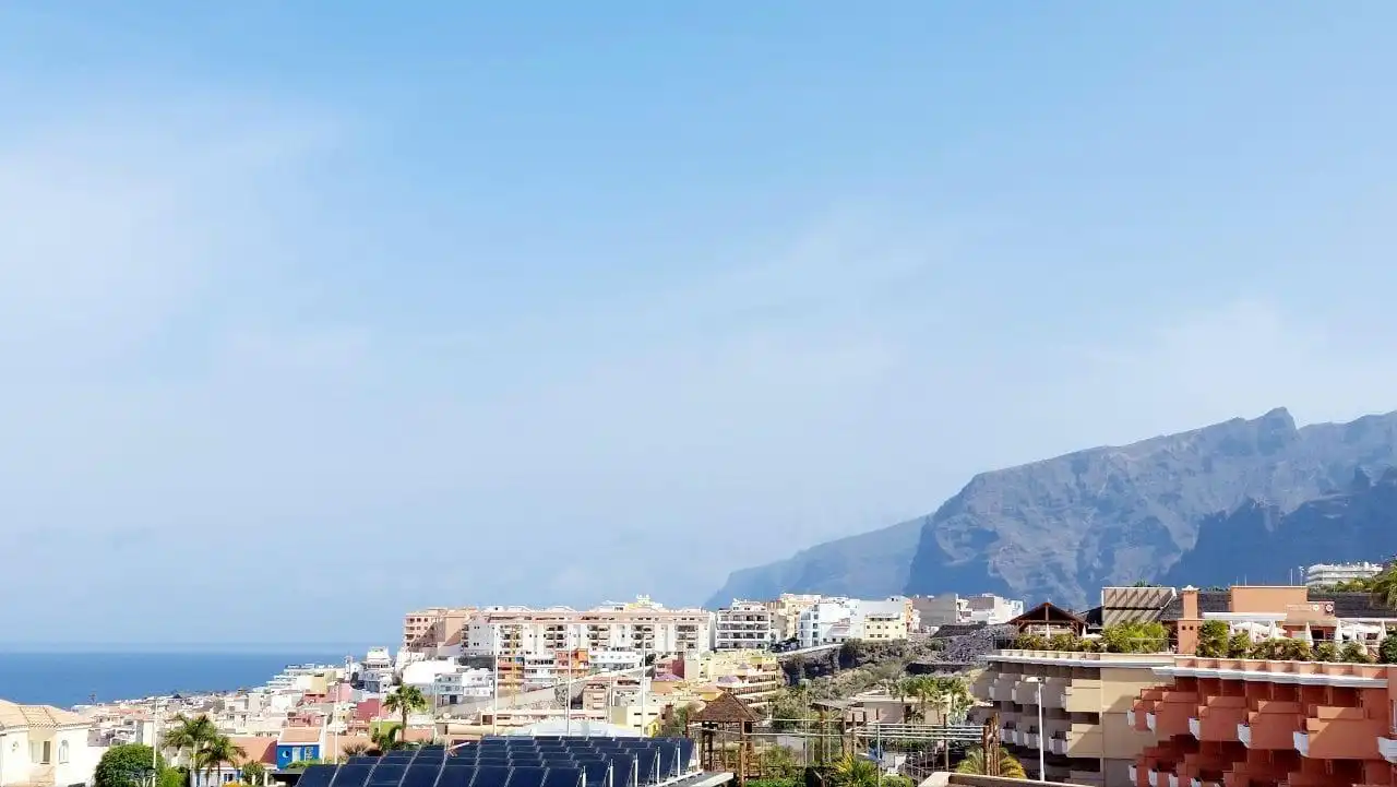 Vista exterior de Casa adosada en venta en Santiago del Teide con Trastero, Jacuzzi y Piscina comunitaria