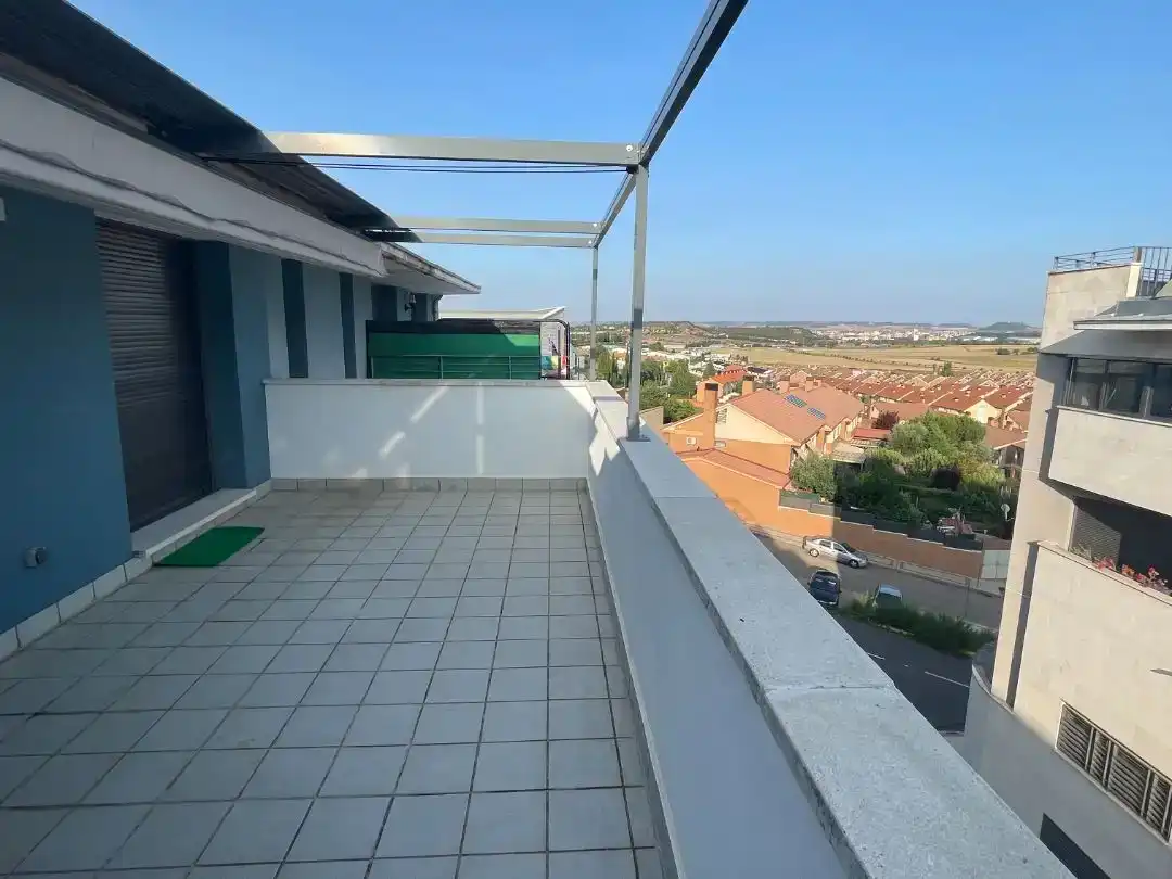 Terrasse von Dachboden zur Miete in Zaratán mit Schwimmbad