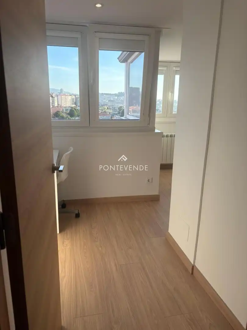 Dormitori de Pis en venda en Vigo  amb Calefacció i Moblat