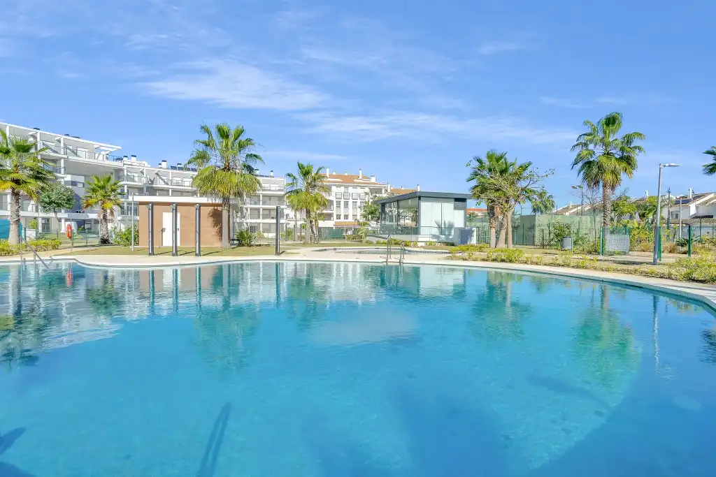 Piscina de Apartament en venda en Manilva amb Aire condicionat, Jardí privat i Terrassa