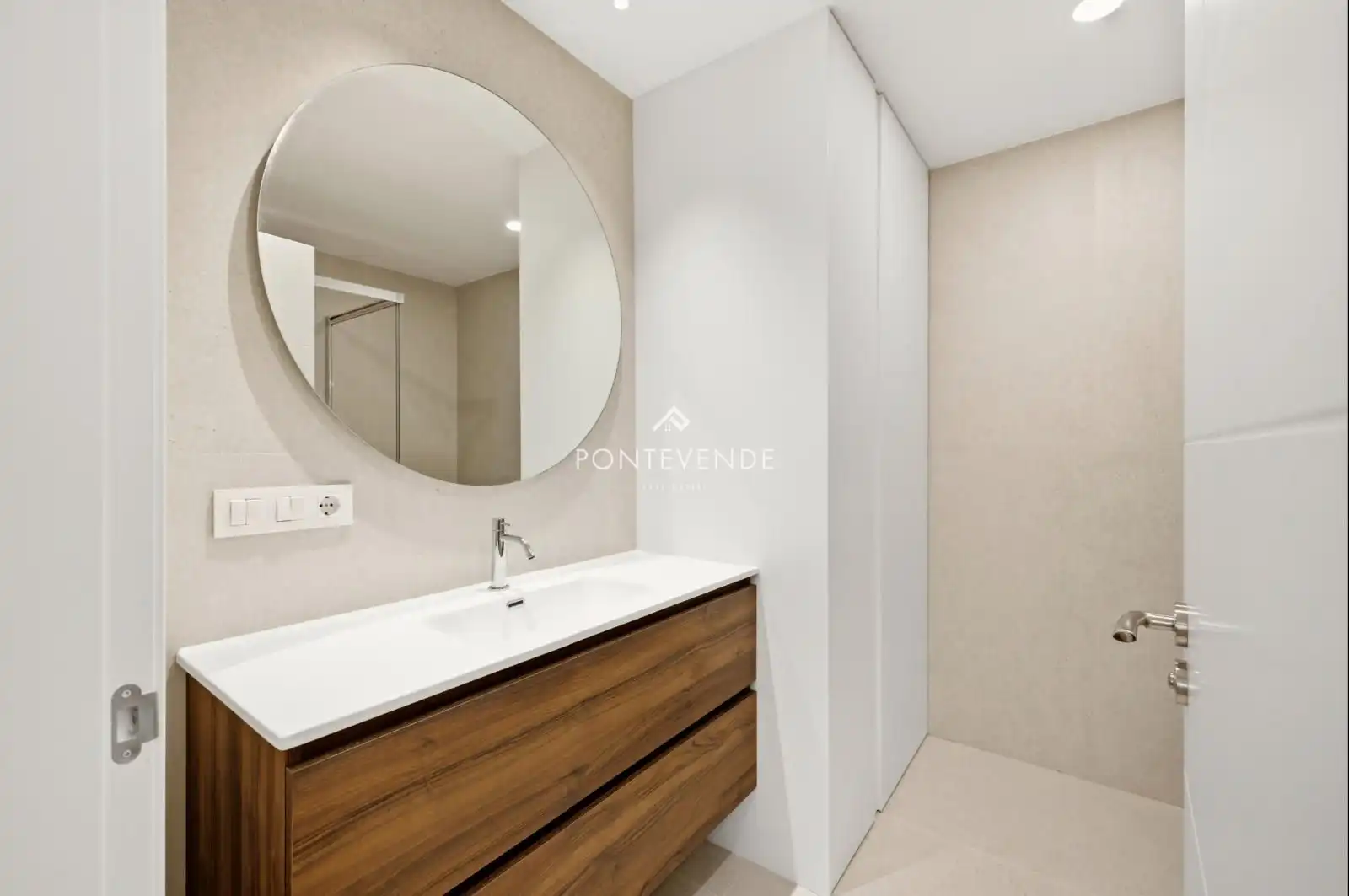 Bathroom of Flat for sale in Pontevedra Capital   with Heating and Storage room