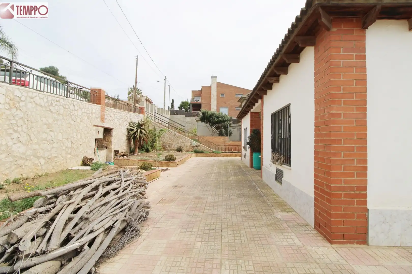Vista exterior de Casa o xalet en venda en La Bisbal del Penedès amb Calefacció, Jardí privat i Terrassa