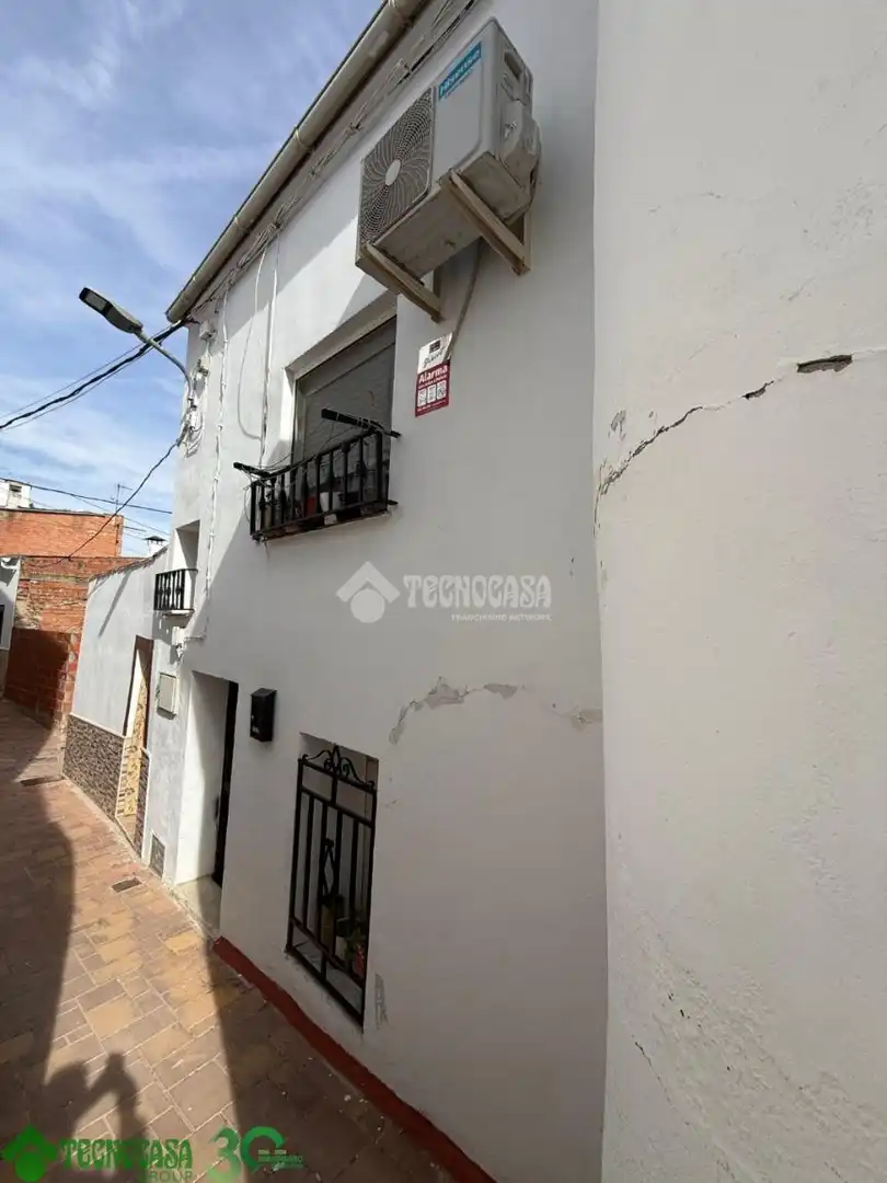 Vista exterior de Casa adosada en venta en Santa Cruz de la Zarza con Aire acondicionado, Alarma y Piscina comunitaria