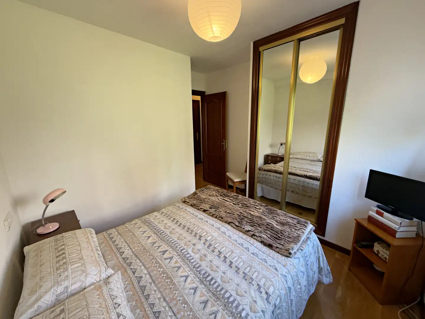Dormitori de Casa o xalet en venda en Oviedo  amb Calefacció, Jardí privat i Parquet