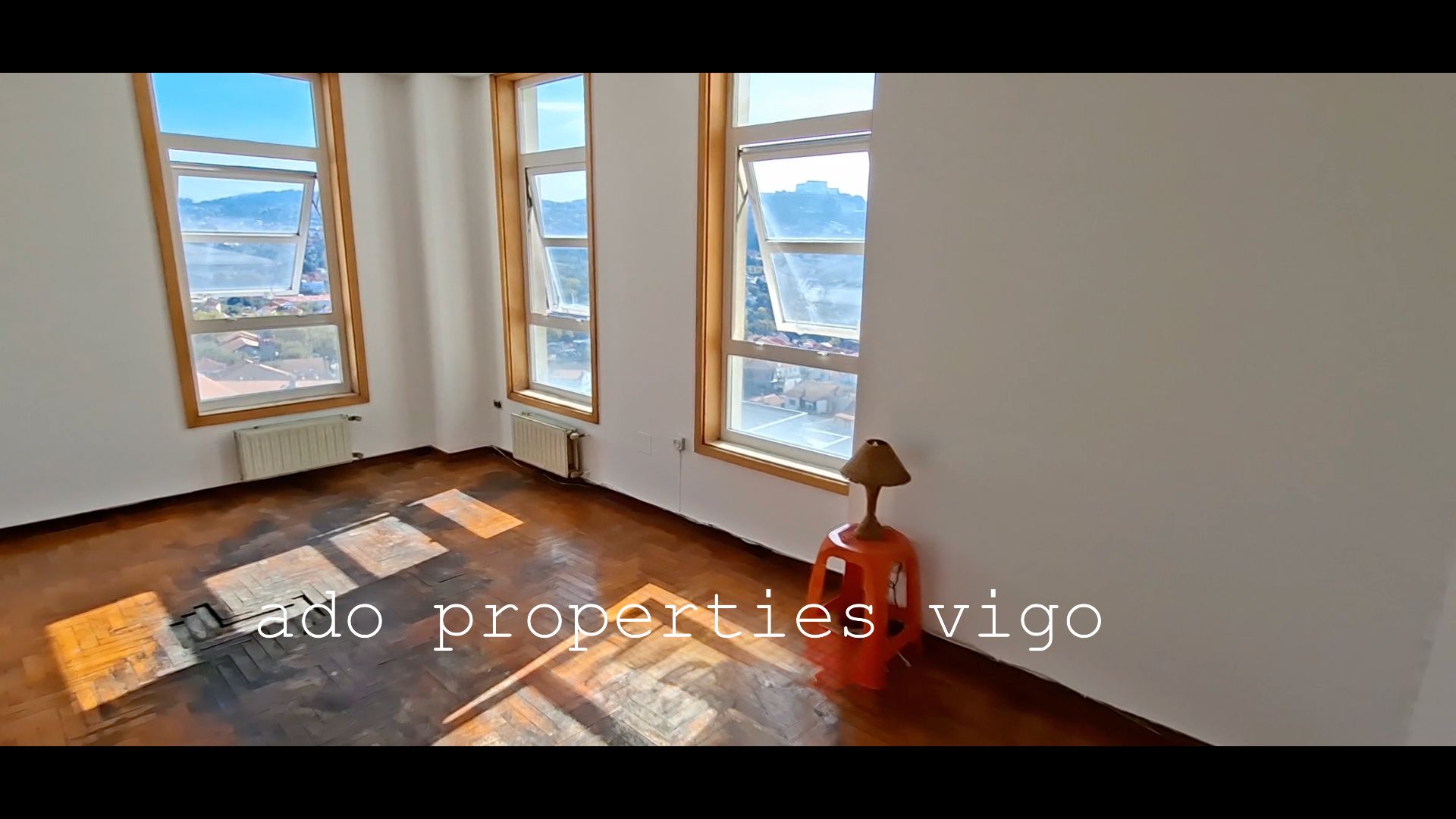 Living room of Flat for sale in Vigo   with Heating, Parquet flooring and Storage room